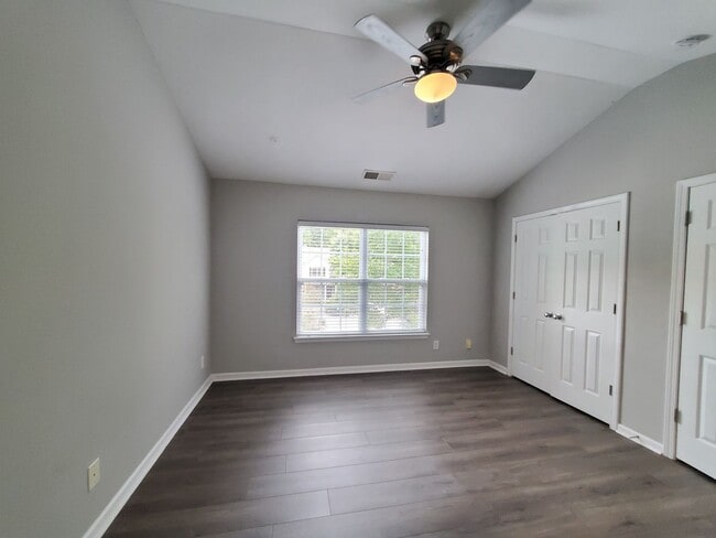 Building Photo - Beautiful 3 story townhome in Charlotte, NC