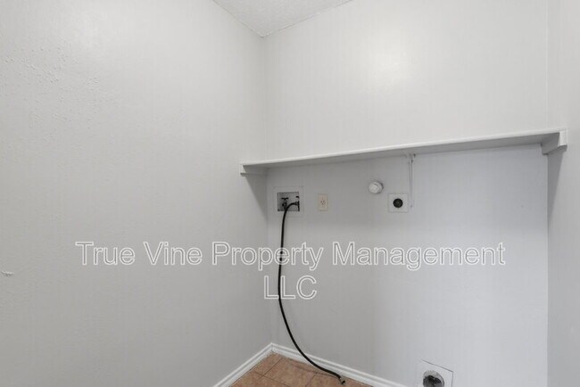 Building Photo - 6810 Saharastone Dr