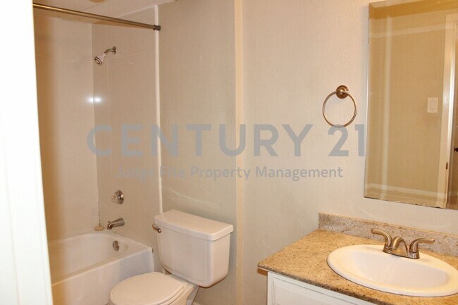 Building Photo - Charming 2-Story 2/1.5 Condo For Rent!