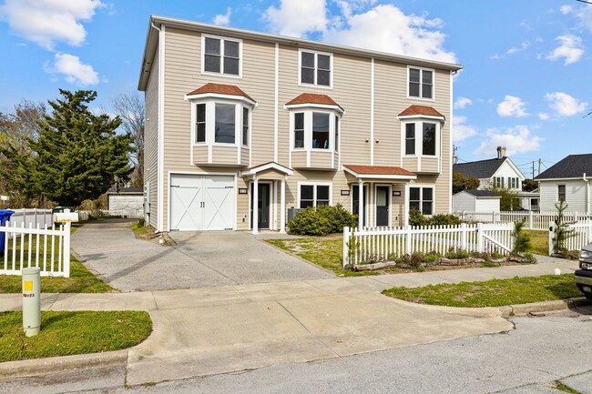 Building Photo - Newly Renovated Townhome