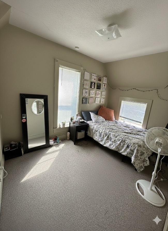 Building Photo - 2 Bed 1 Bath duplex close to UWEC!