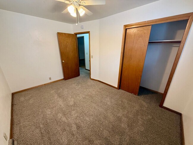 Building Photo - $1,000 off first months rent! Quick Move In! 3 bedroom, 1.5 Bath Home with attached garage in Lov...