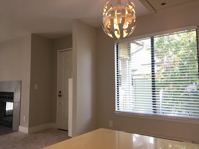 Building Photo - Charming One Bedroom in Cove at Marina Bay