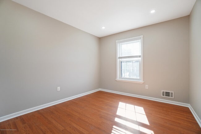 Building Photo - 1118 Wellington Pl