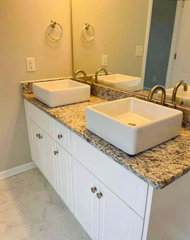 Building Photo - 1424 Oxpens Rd