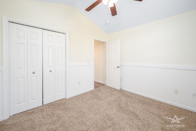Building Photo - Split Floor Plan, Open and Bright