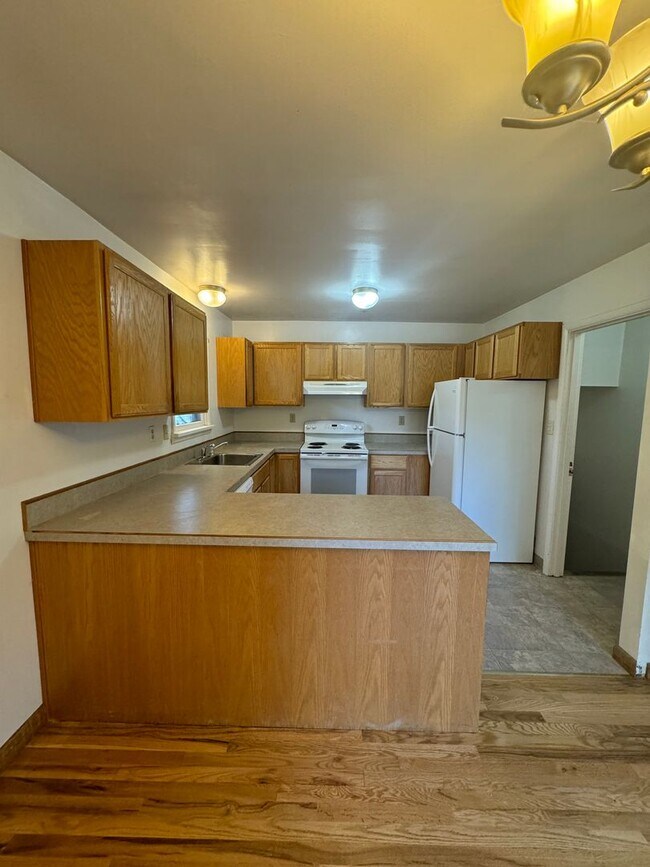 Building Photo - 2.5 Miles (6 minutes or less) to Oregon Tech and Sky Lakes Medical Center!  Perfect setup for Roo...