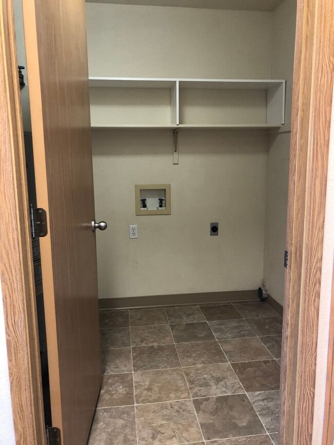 Building Photo - Affordable living at Westside Apartments!