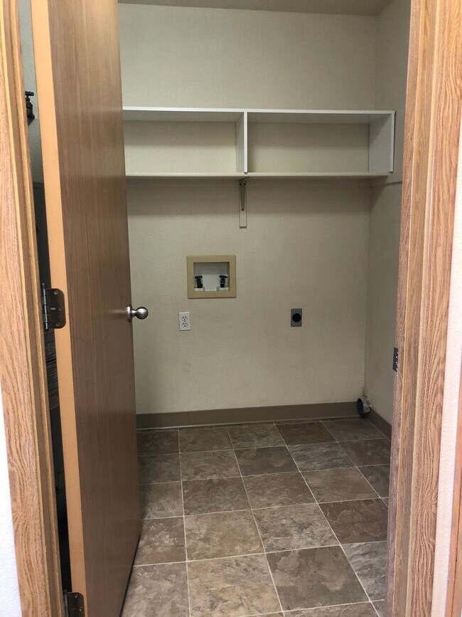 Building Photo - Love where you live in this 2 bedroom 2 bathroom 1st floor apartment!