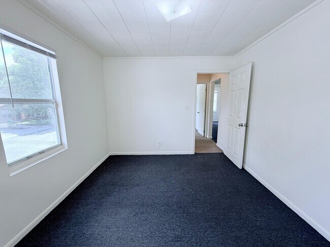 Building Photo - 605 33rd St