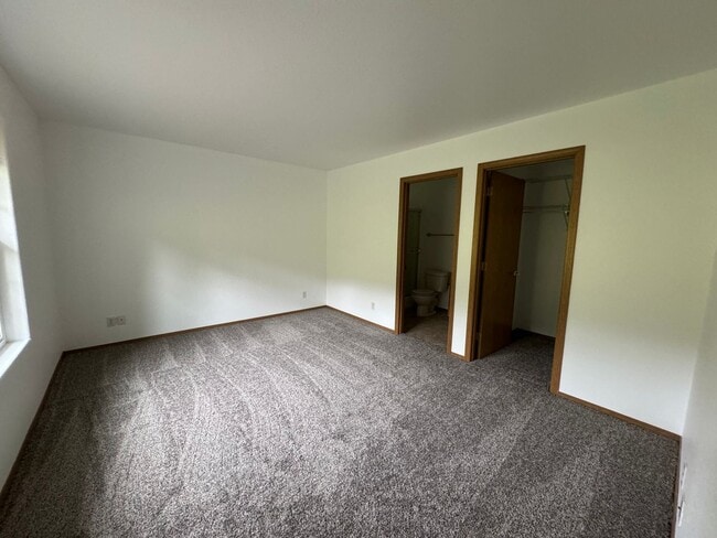 Building Photo - 2 bedroom 2 bathroom Roseburg Duplex