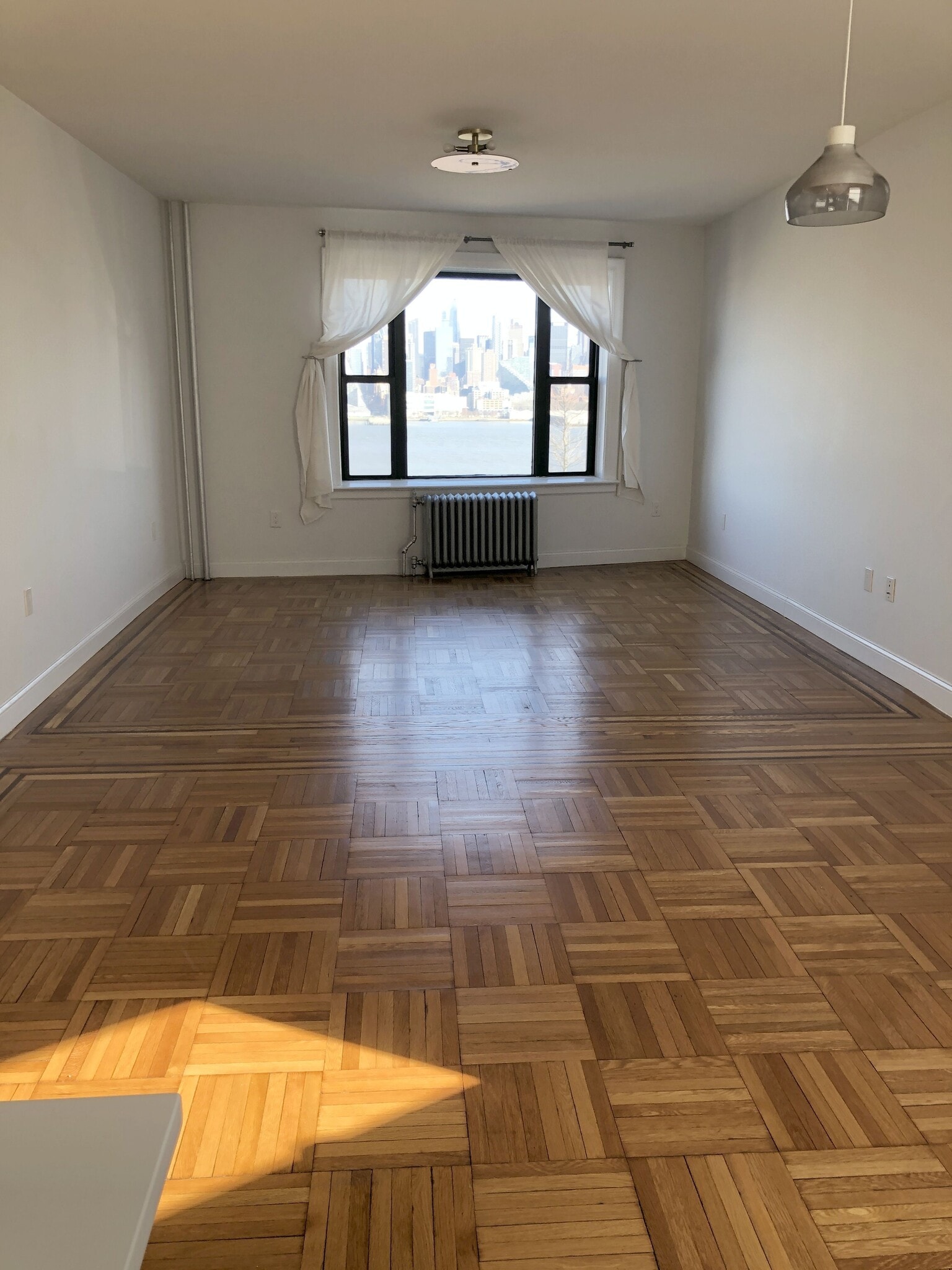 Large open LR / DR with VIEW - 1055 Boulevard E