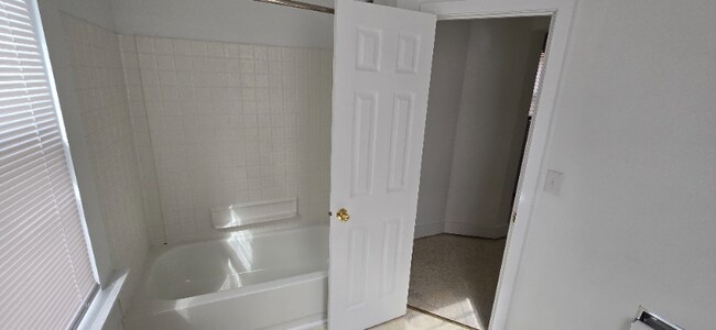 Building Photo - 208 Main St