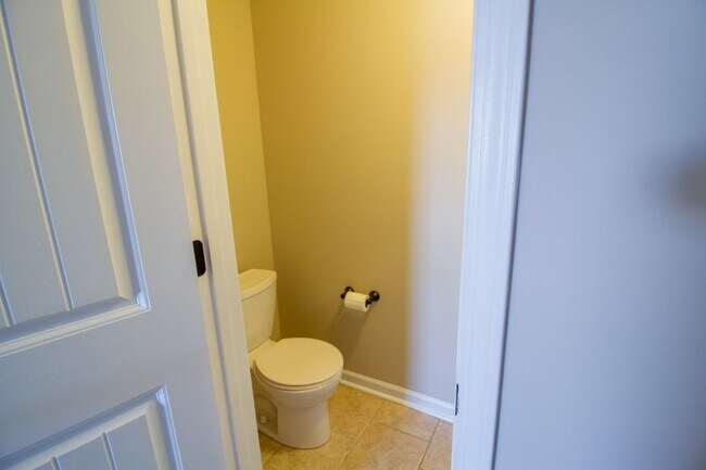 Building Photo - Fresh and Clean 3/2 with BONUS room and fenced yard.  Go.