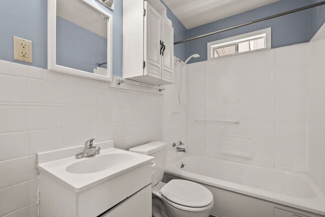 Building Photo - 715 Oakwood