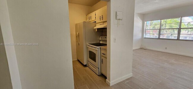 Building Photo - 230 SW 11th Ave
