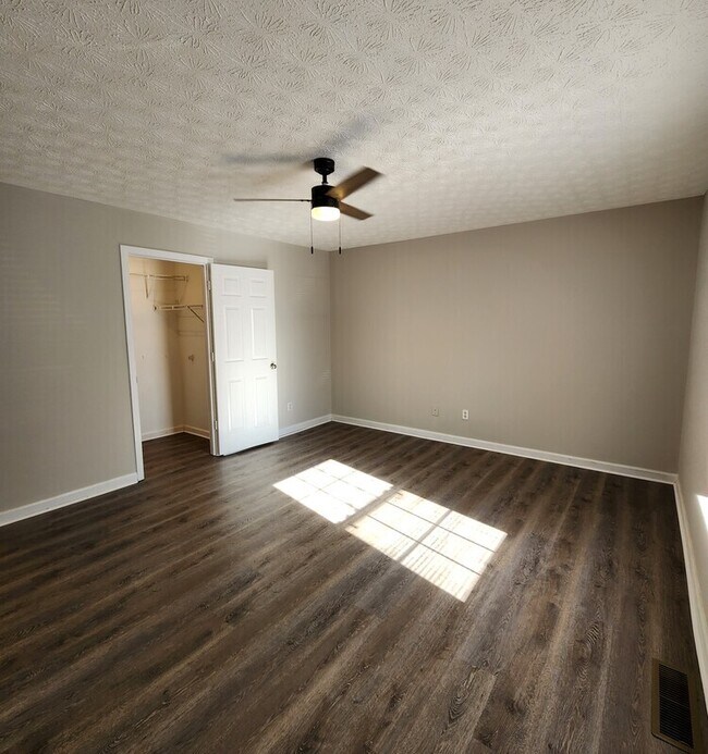 Building Photo - 215 Green Acre Ln