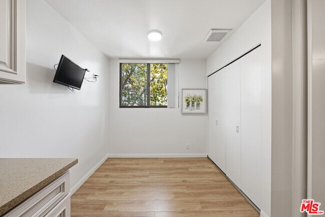 Building Photo - 141 S Linden Dr