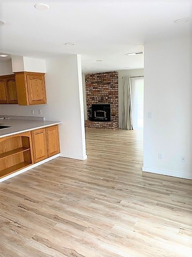 Building Photo - Live in West Redding!!