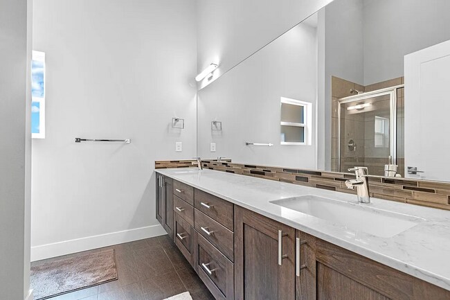 Building Photo - Modern 3 beds/ 2.5 bath townhouse in Kenmore!