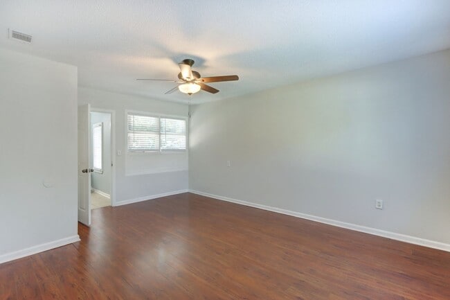 Building Photo - Four Bedroom - Two Bathroom - Single Famil...