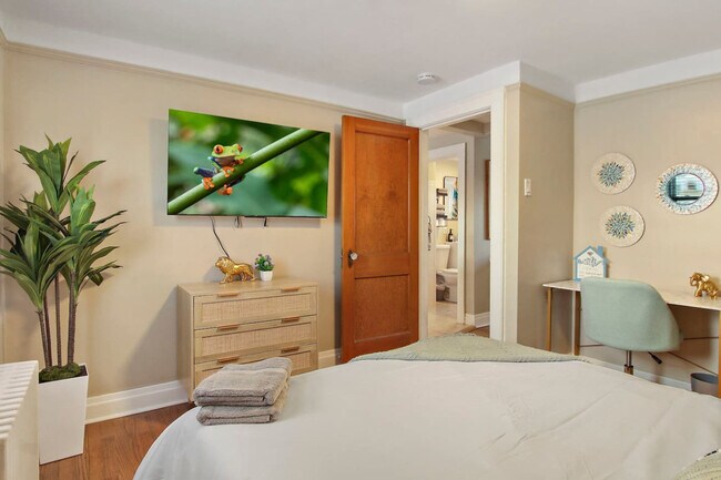 Building Photo - 3446 N Ozark Ave