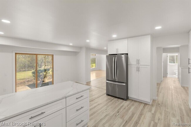 Building Photo - 6207 Nicholas Dr