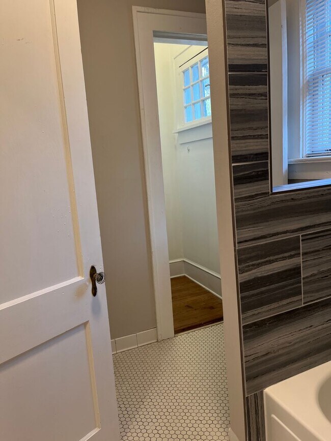 Building Photo - Very Spacious 2/2.5 Condo w/ Off-Street Pa...