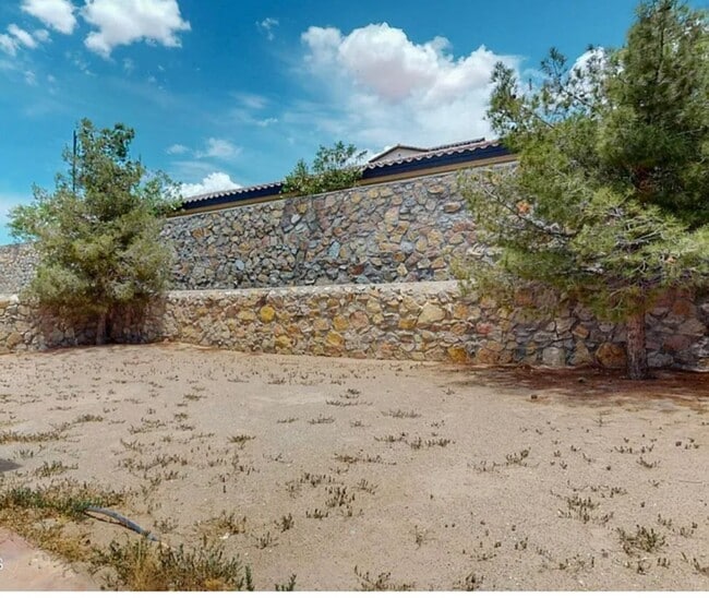 Building Photo - 4 BEDROOM 3 BATHROOM HOME! fully remodeled...