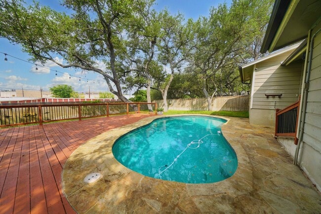 Building Photo - Charming and Centrally Located Home Now Available with Inground Pool. Realtor Commmission:$750