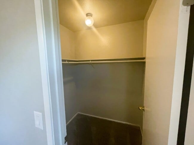 Building Photo - Completely Updated Roseville Townhouse available July 1st