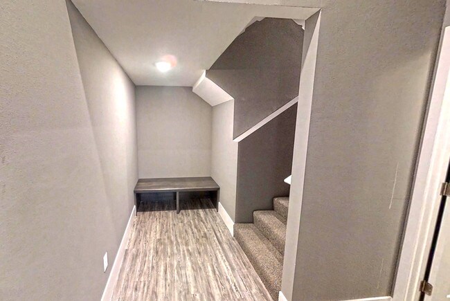 Building Photo - 308 1/2 E Clark St