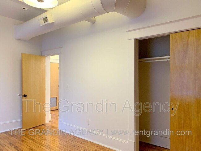 Building Photo - 126 Campbell Ave SW