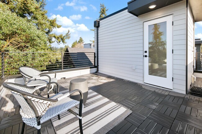 Building Photo - Modern Townhome in Licton Springs – Rooftop Deck & Stylish Living!