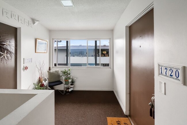 Building Photo - Unbeatable Location! Bright 1 Bed, 1 Bath ...