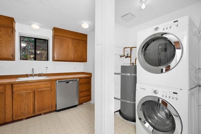 Building Photo - Privacy without the yard work - 3 Bedroom South Seattle Townhouse