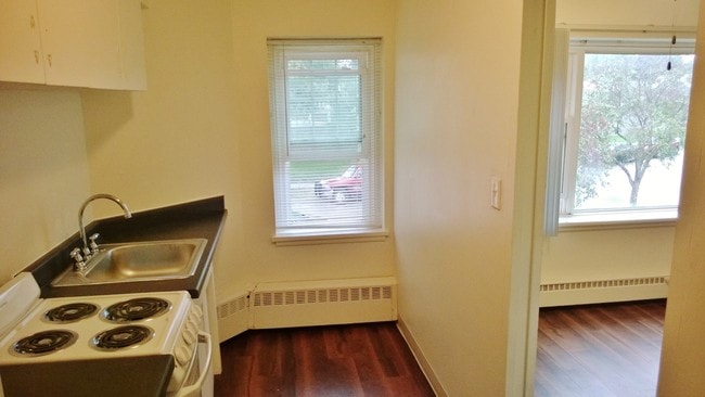 Building Photo - Saunders at the Park