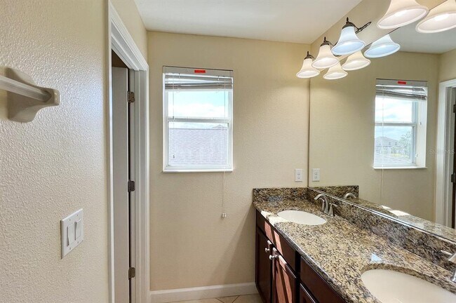 Building Photo - 1604 Thetford Cir