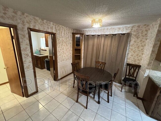 Building Photo - 13936 Cayuga Dr