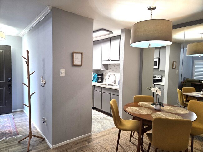 Building Photo - 10053 Westpark Dr