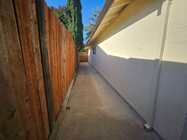 Building Photo - Welcome Home! Spacious Floor Plan 3 Bed 2 ...