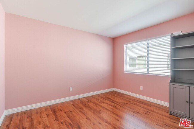 Building Photo - 13959 Victory Blvd