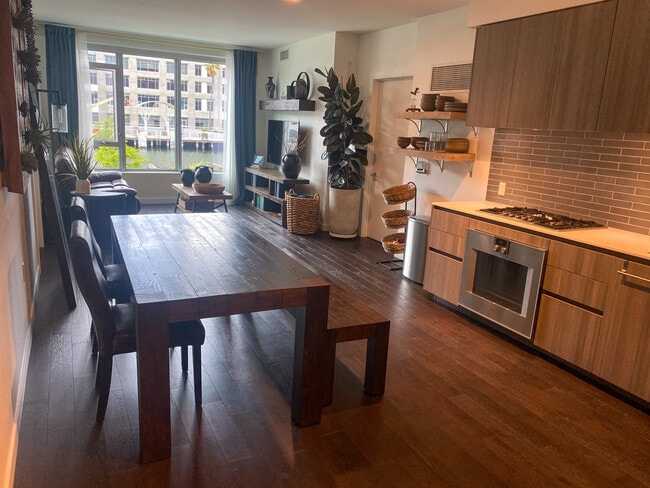 Building Photo - 1000 3rd St