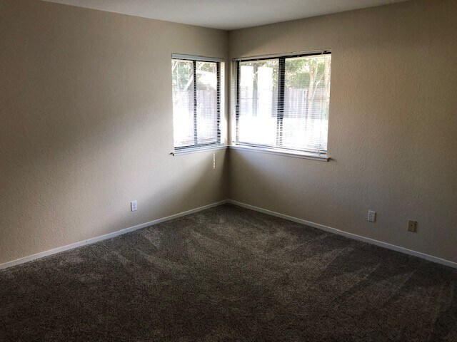 Building Photo - Nice 3bd/2bth home with private yard!