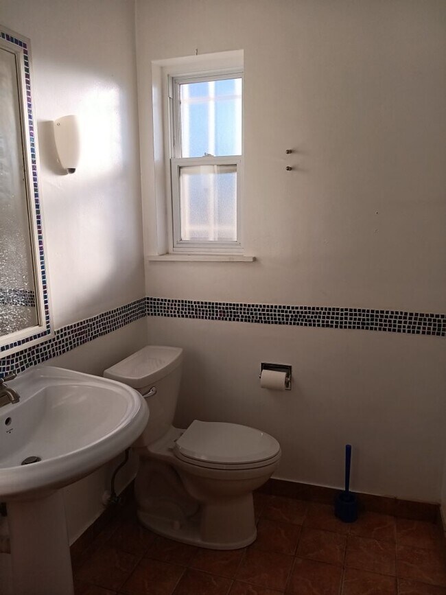 Building Photo - 3 Bedroom, 3 Bathroom Home! Schedule a Showing Soon!