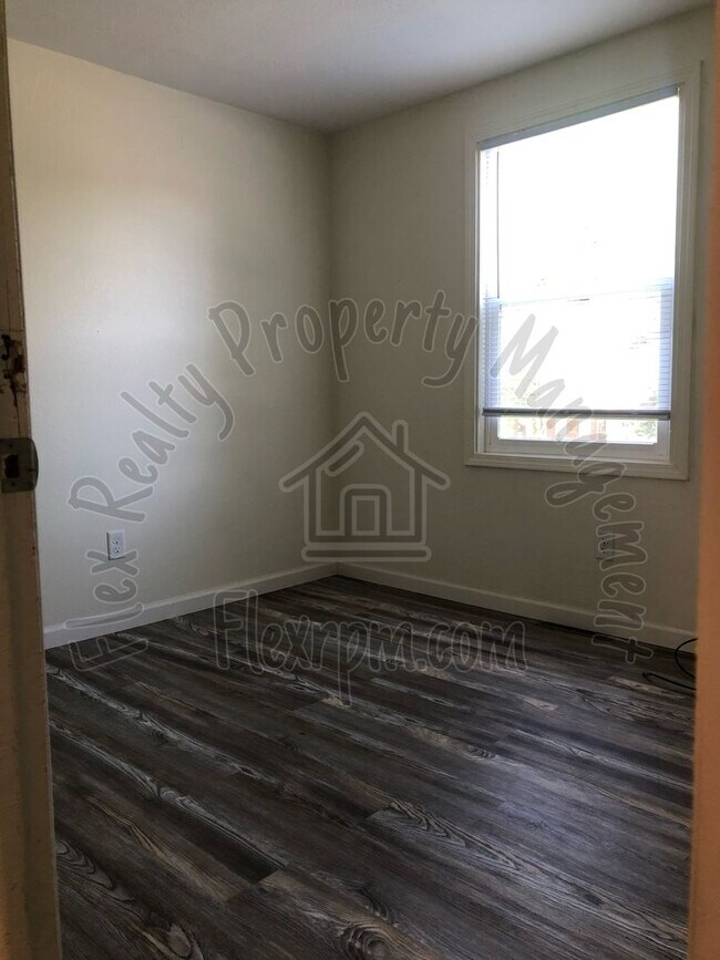 Building Photo - West Side Town Home - Sylvania Schools!!!