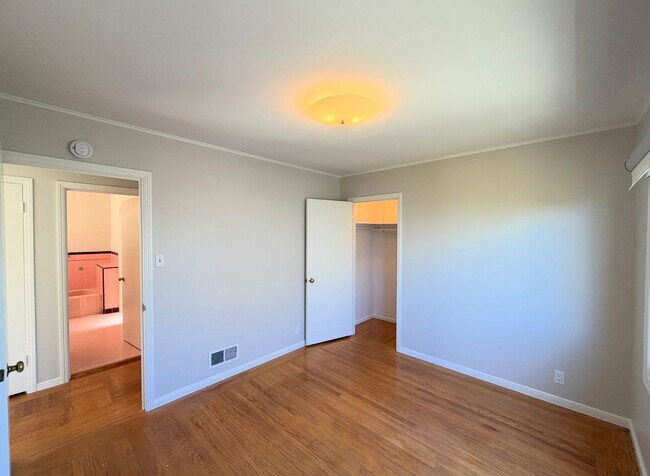 Building Photo - UPDATED HUGE SUNNY 2250sf 3BR+Den/1+2Half BA 2250sf Sunset/UCSF Home VIEWS AVAILABLE NOW