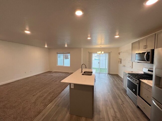 Building Photo - Beautifully Spacious Townhome in Payson, UT  Open house this Saturday 5/9/2026  12-1 pm-  $150 Am...