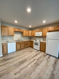 Building Photo - Updated 2 Bedroom End Unit
