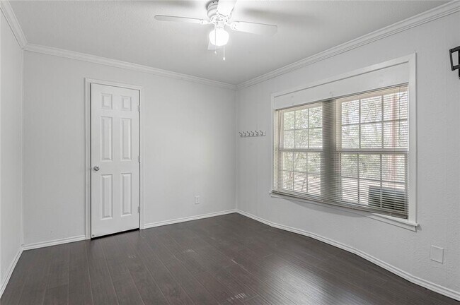 Building Photo - 2800 Lake Rd